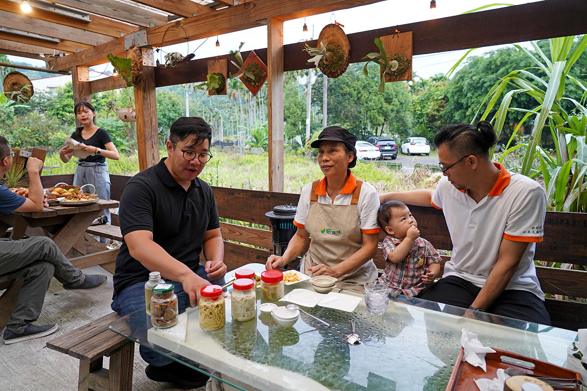 台菜名廚吳健豪（左3）開箱各式筍罐，酸鹹風味令他印象深刻。