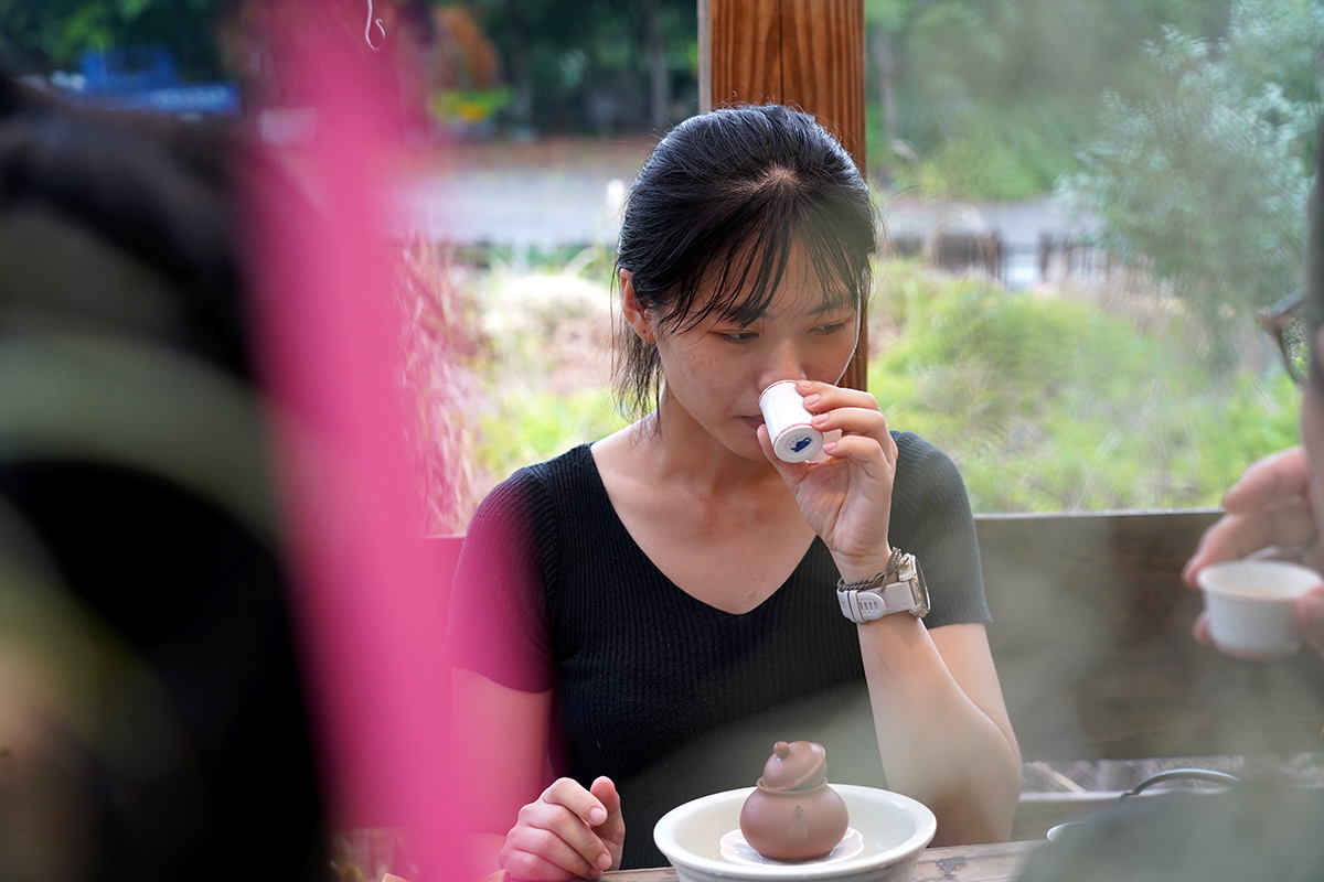 「田媽媽小半天風味餐坊」媳婦蕭乃瑜是評茶師，助拳家族茶產業。