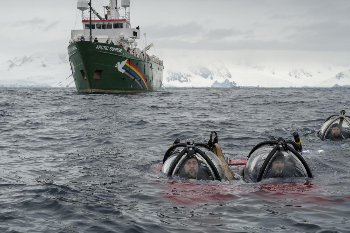 綠色和平美國辦公室守護海洋專案負責人John Hocevar（右二）於2018年1月，與好萊塢影帝哈威爾巴登（Javier Bardem）在南極進行潛水生態調查。© Christian Åslund / Greenpeace